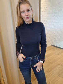 truitje met kanten stukje aan de mouwen marineblauw
