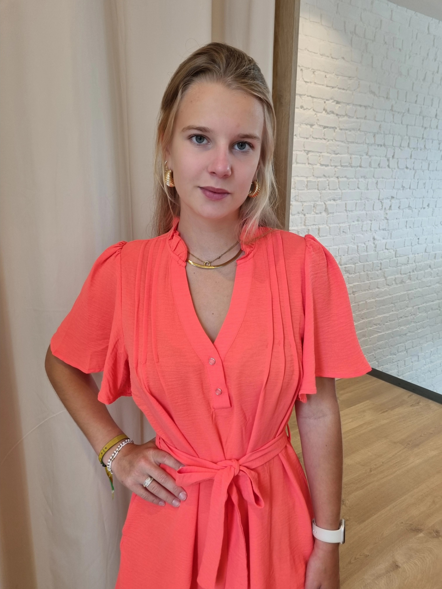 jurk met bindlintje en knoopjes koraal