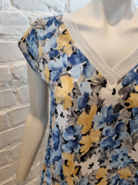 blouse met blauwe print en zilveren hals