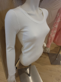 fijn truitje met kanten mouwen wit