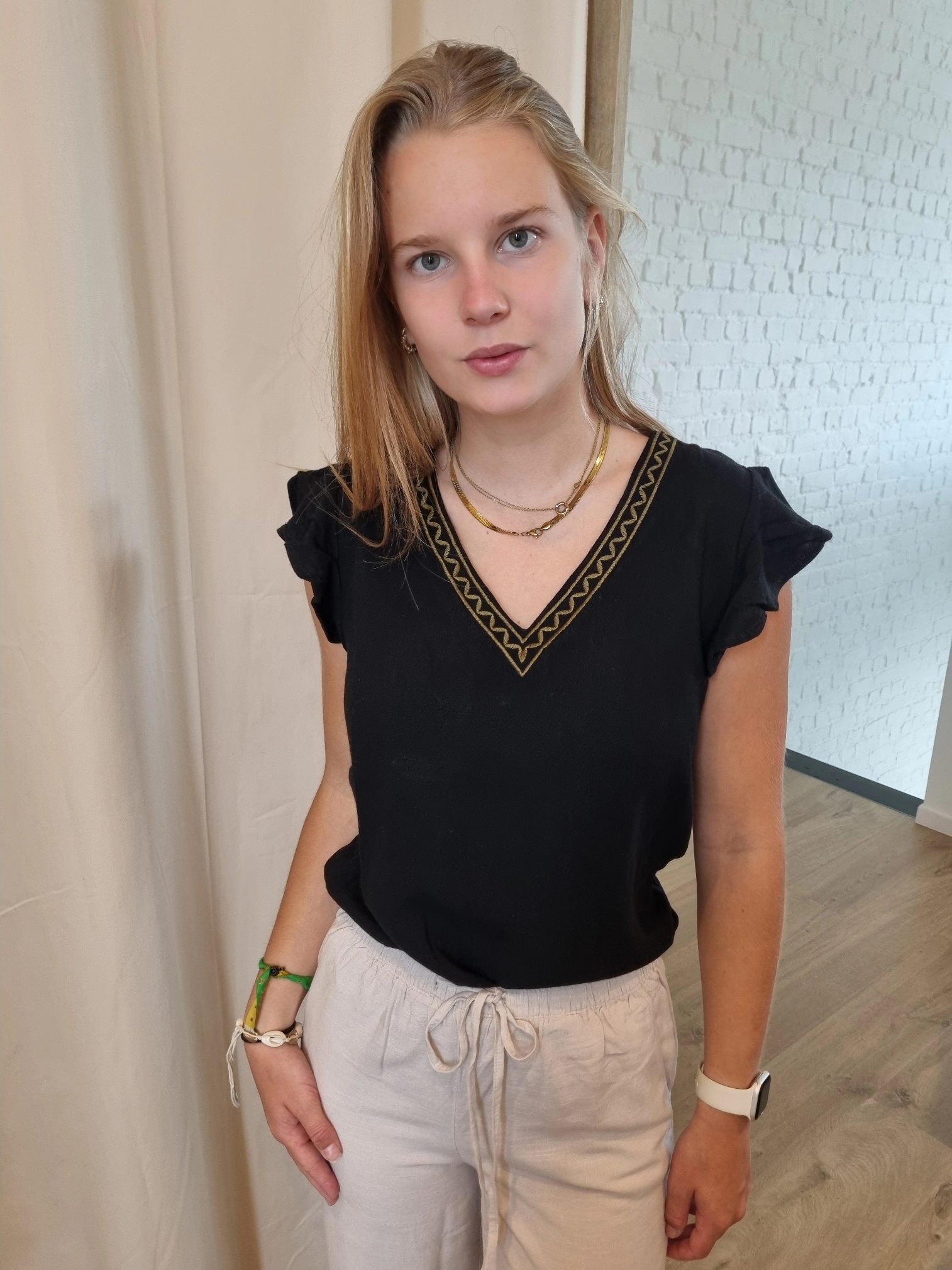 katoenen bloesje met V-hals en boordje zwart