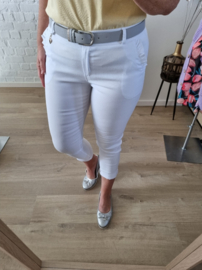 chino met frulletjes aan de zakken wit