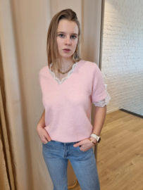 trui met korte mouwen, kanten afwerking en strikjes roze