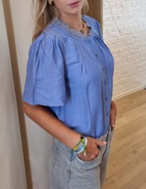 bloesje met mooie hals en wijde mouwen azuurblauw