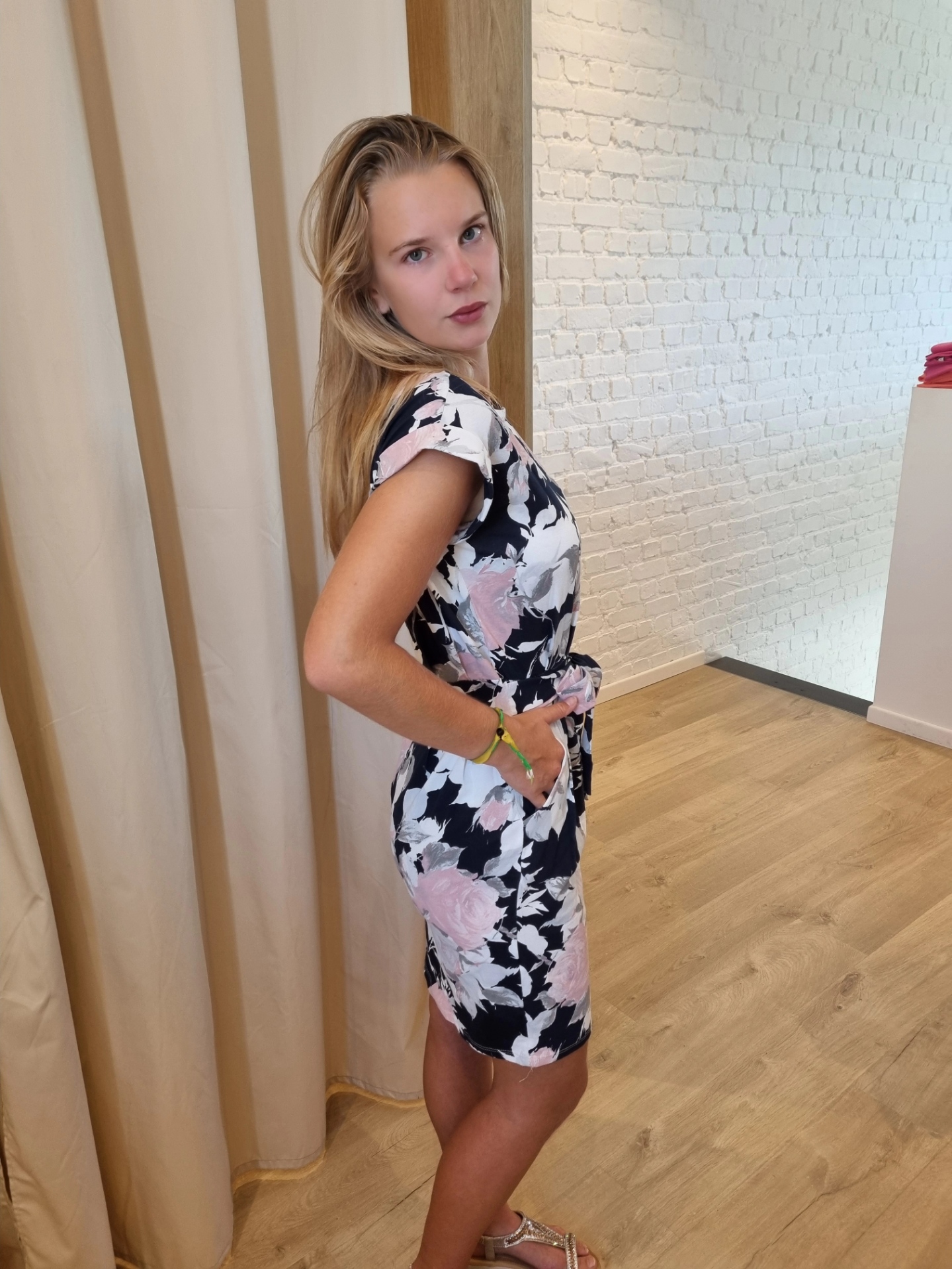 jurk met roze en grijs accent