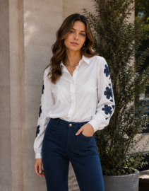 Suzzy & Milly katoenen blouse met marineblauwe bloemenbroderie