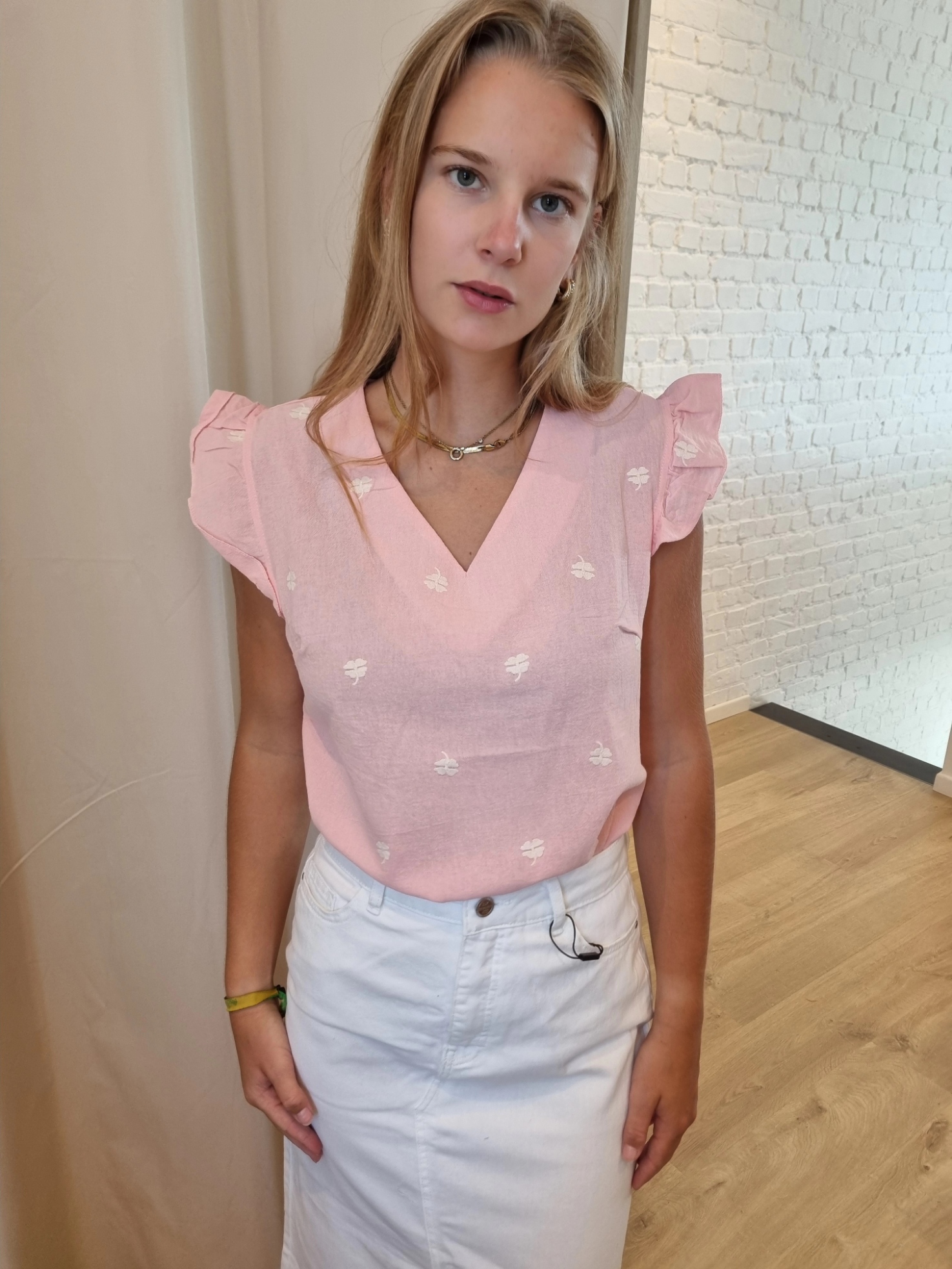 roze katoenen top met witte broderie