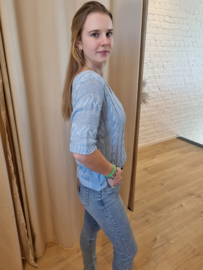 v-hals truitje ajour met lurex lichtblauw