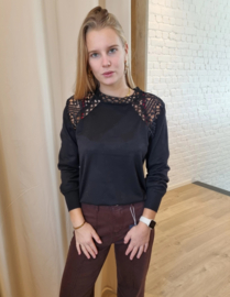 trui met gaatjesdetail bovenaan zwart