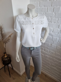 bloesje met kant wit