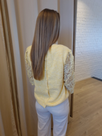 trui met knoopjes en versierde mouwen zonnegeel