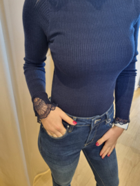 truitje met kanten stukje aan de mouwen marineblauw