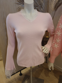 fijn truitje met kanten mouwen lichtroze