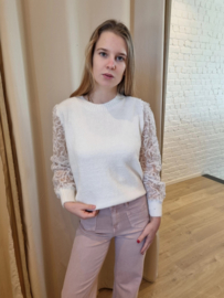 trui met knoopjes en versierde mouwen ecru