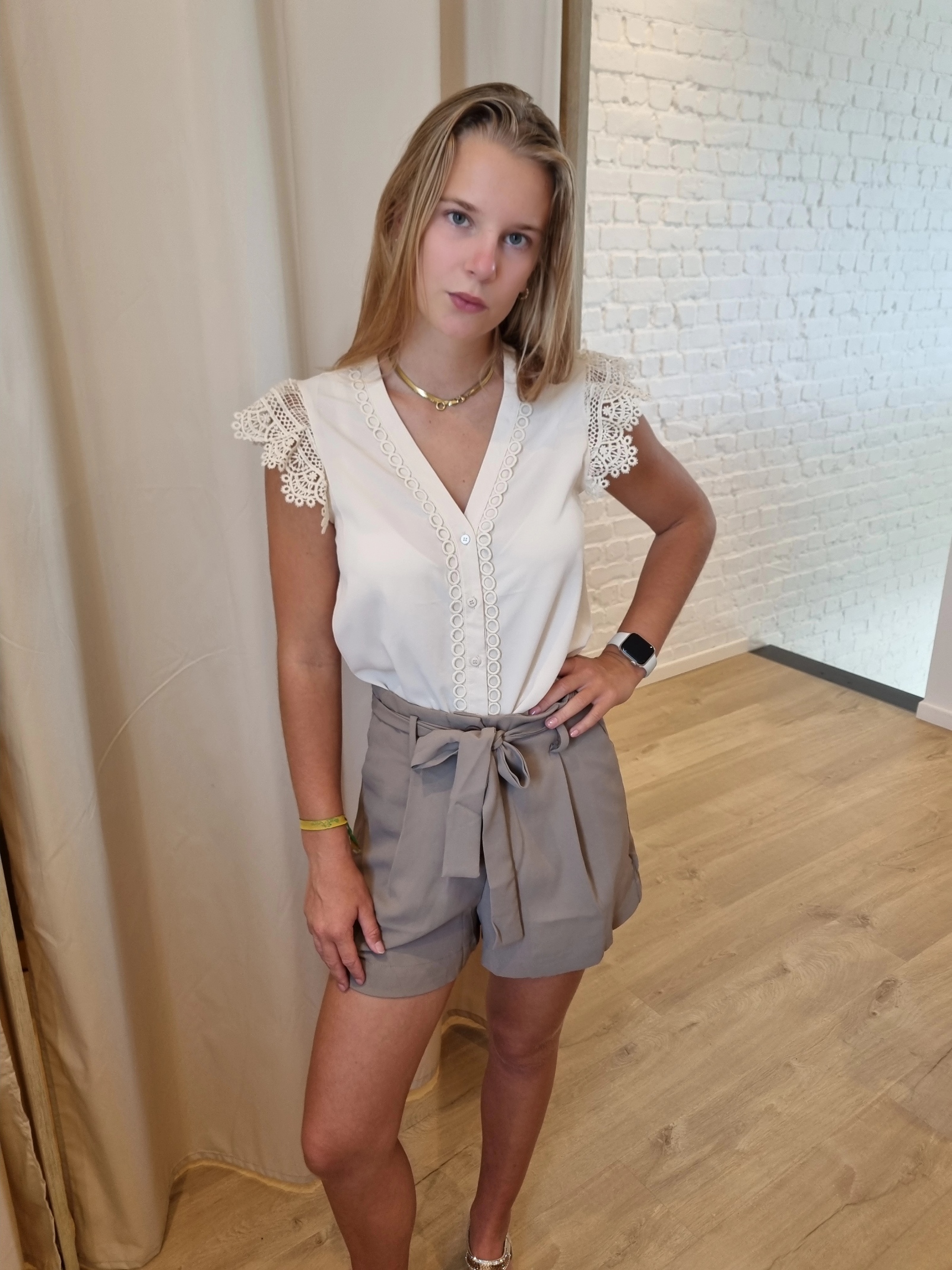 bloesje met sierlijke details beige