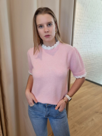 trui met korte mouwen en kanten afwerking aan hals roze