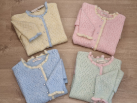 cardigan met geel sierboordje en frulletjes blauwl