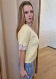 trui met korte mouwen, kanten afwerking en strikjes geel