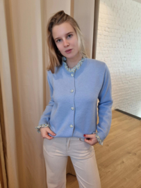 trui met bloemenkraagje en knoopjes lichtblauw