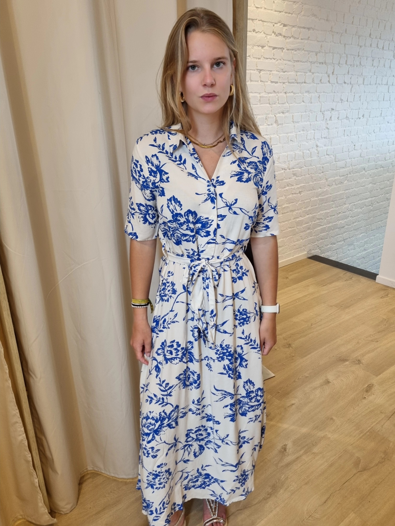 midi-jurk met felblauwe blaadjesprint JDY