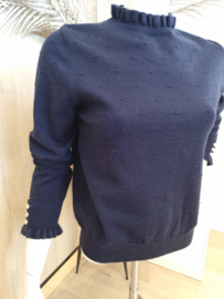 trui met klein frulletje aan de hals en gouden knoopjes marineblauw