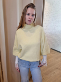 ruime trui met lossere mouwen in pastelgeel