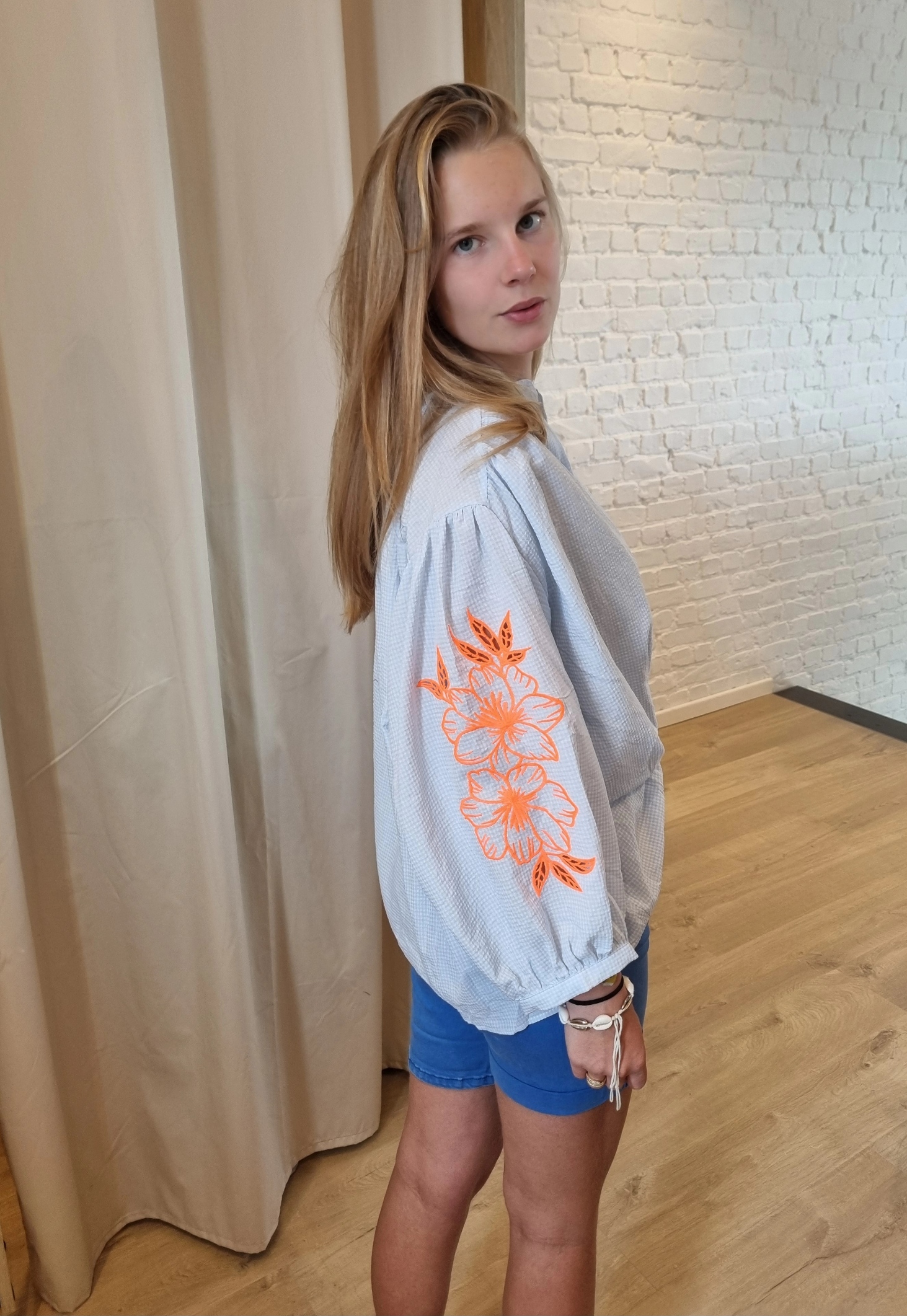 ruime blouse met bloemenprint koraal