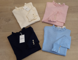 trui met klein frulletje aan de hals en gouden knoopjes lichtblauw