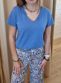 T-shirt met kanten V-hals azuurblauw