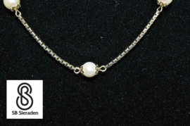 14krt gouden KETTING 45cm lang met pareltjes ertussen.