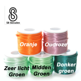 Zilveren RINGETJES armband met satijnkoord.