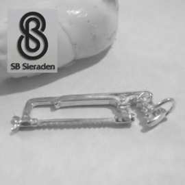 Zilveren IJZERZAAG als bedel of Charm