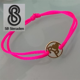 14krt Gouden initialen armband met satijnkoord.