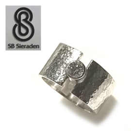 Brede zilveren ring met 1 zirconia 4mm
