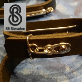 Leren Armband met echt zilveren As kokertje en sluting.