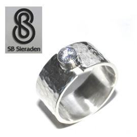 Brede zilveren ring met 1 zirconia 5mm