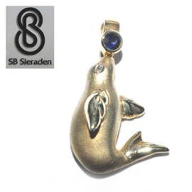 14krt gouden hanger ZEEHOND met DIAMANT en SAFFIER