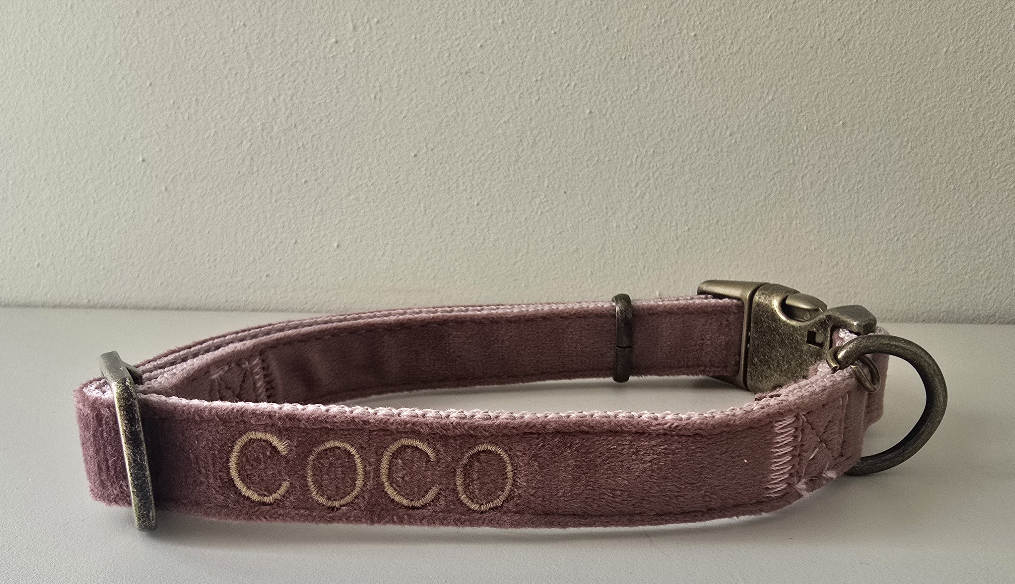 Halsband velvet Roze  (incl borduring naar wens)