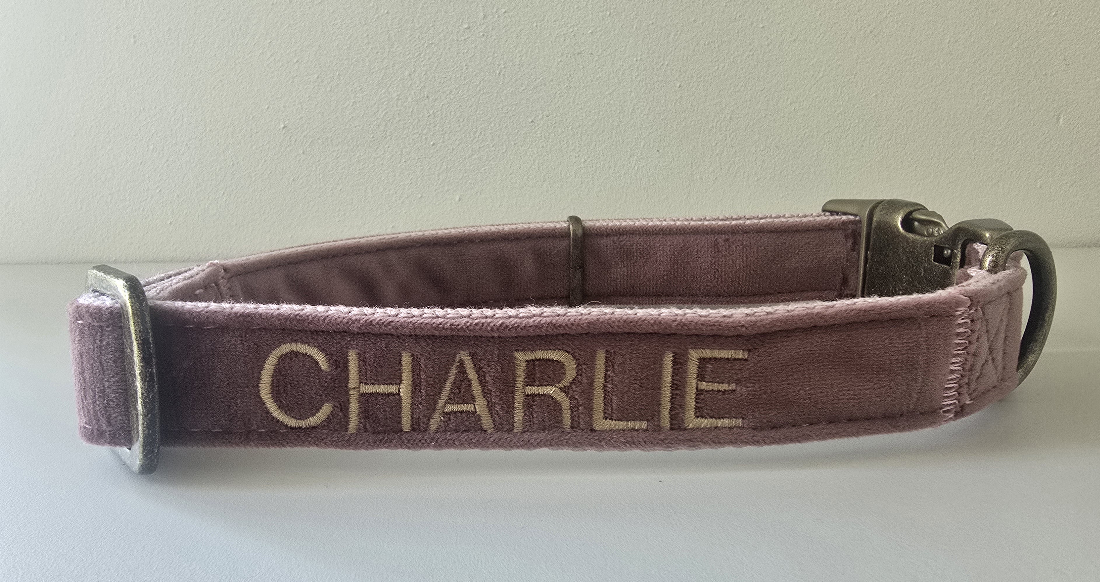 Halsband velvet Roze  (incl borduring naar wens)