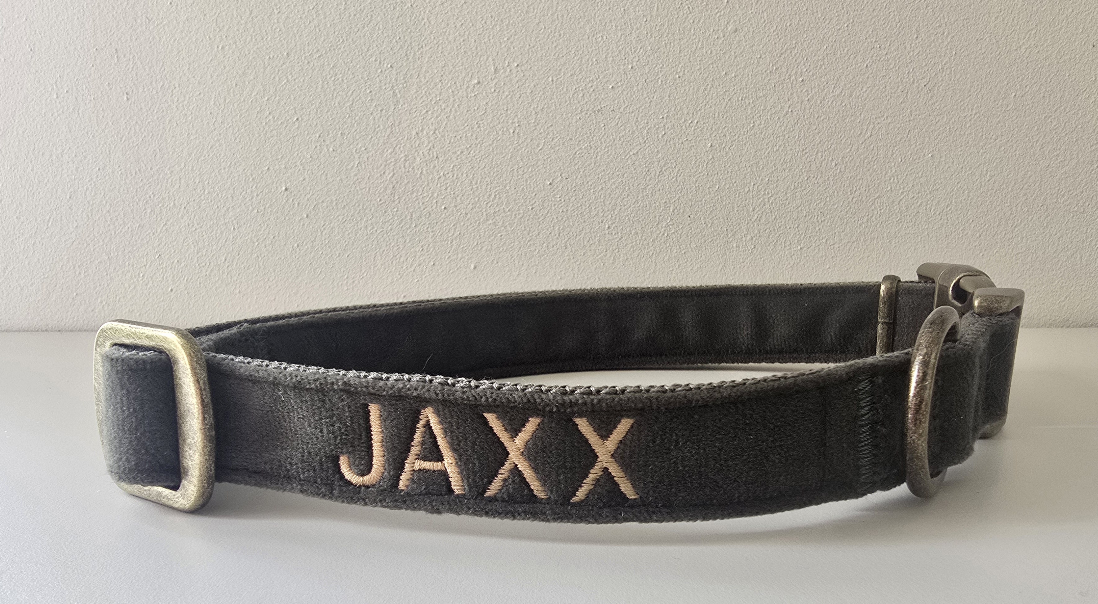 Halsband velvet Groen (incl borduring naar wens)