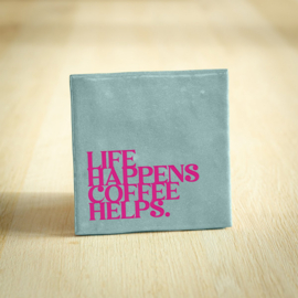 Tegeltje/onderzetter 'Life happens, coffee helps'