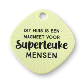 Magneet keramiek 'Dit huis is een magneet voor superleuke mensen'