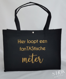 Draagtas vilt 'Hier loopt een fanTAStische meter' (verschillende kleuren)