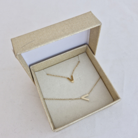 Cadeauset initiaal V goud (armband + halsketting)
