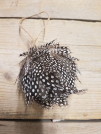 FEATHER HANGING BALL 8CM NATUREL SPIKKEL