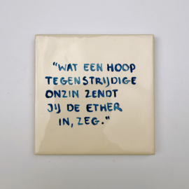 Tegel: "Wat een hoop tegenstrijdige onzin zendt jij de ether in, zeg."