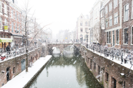 Ansichtkaart 027: Zicht op de Maartensbrug in de sneeuw