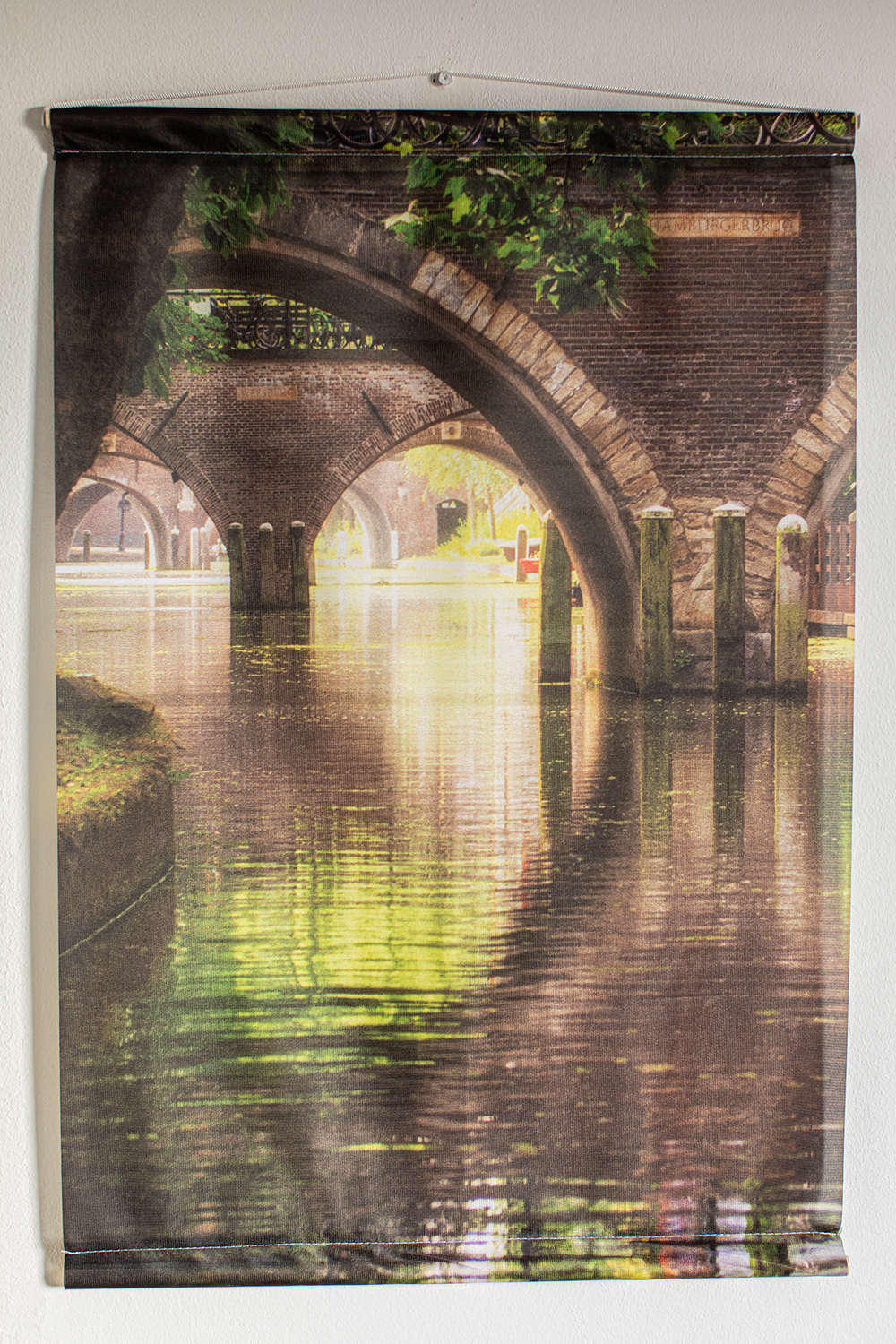 Textielposter 'Doorkijk aan de Oudegracht'.