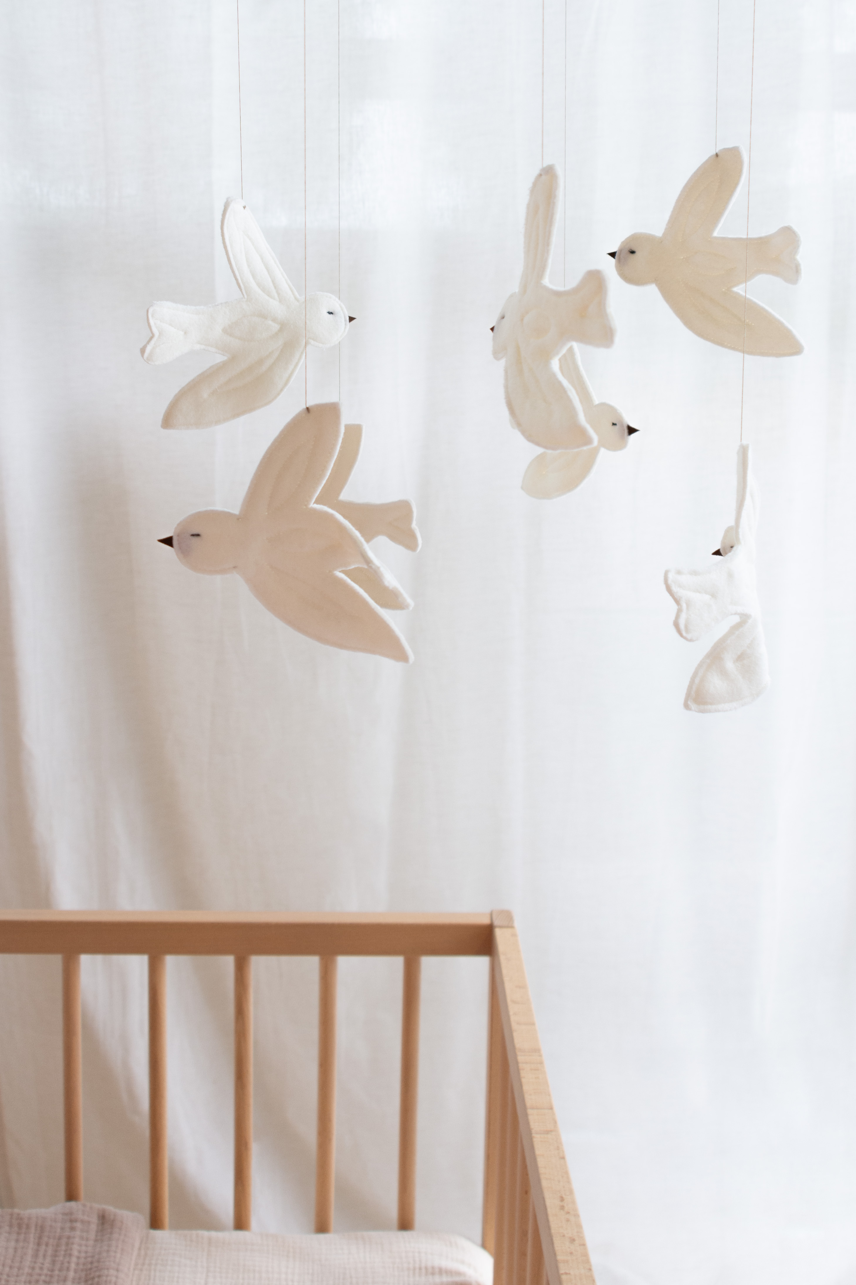 Mobiel | birds in off-white