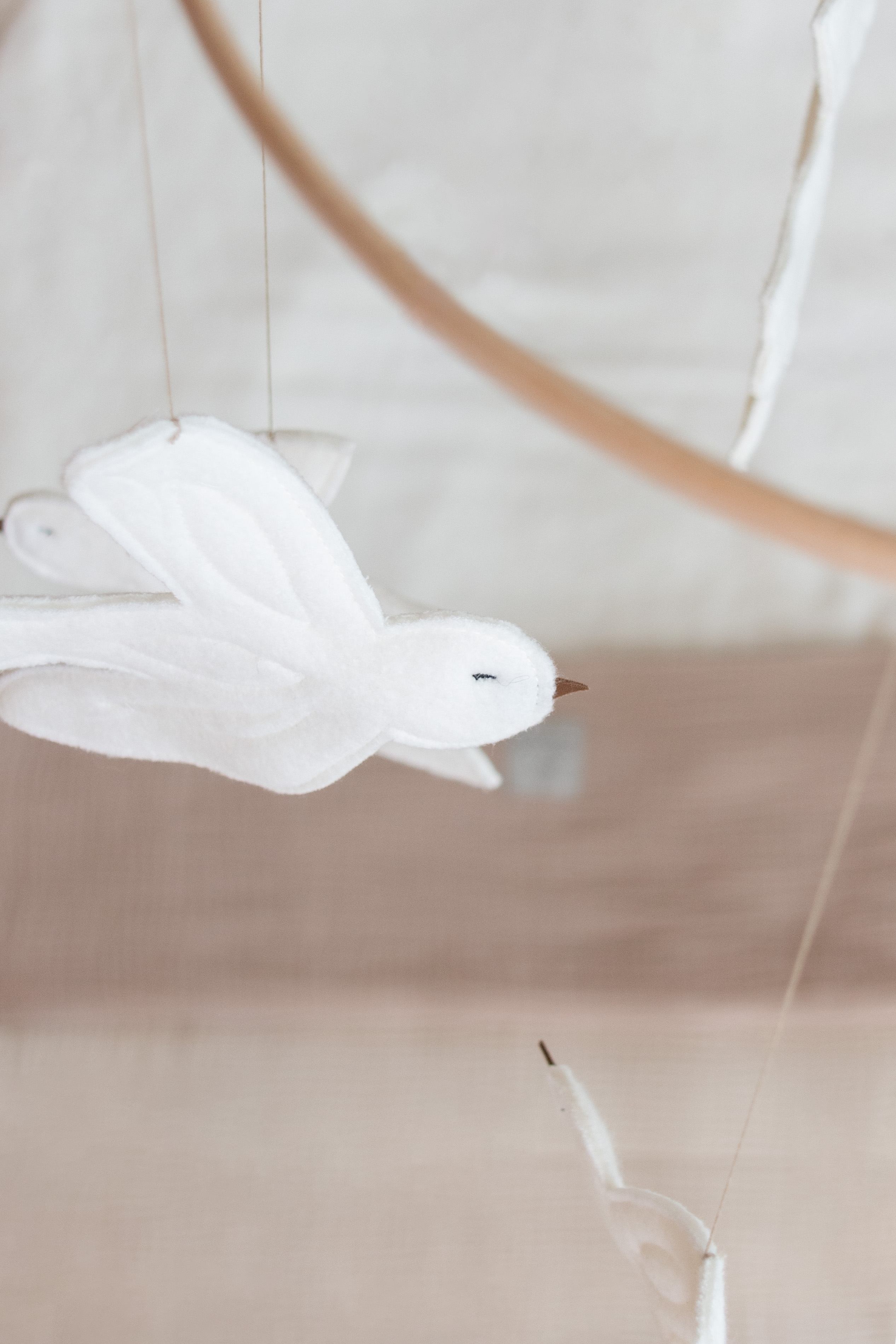 Mobiel | birds in off-white